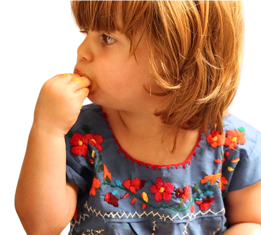 Niña comiendo una papilla natural